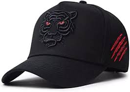 Gorra negra con diseño de tigre